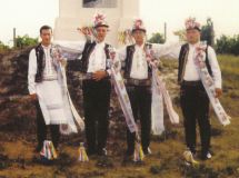 2000, stárci - zprava: 1. stárek Jiří Stávek, 2. stárek Leoš Pilař, 3. stárek Radomír Oslzlý, sklepník Jiří Sadílek