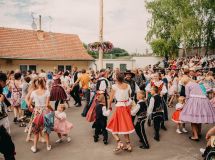 Děti a dospělí tancující sólo sršňáci