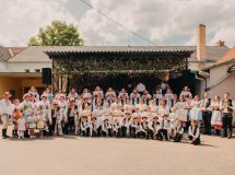 Všichni krojovaní focení pod muzikantskou boudou